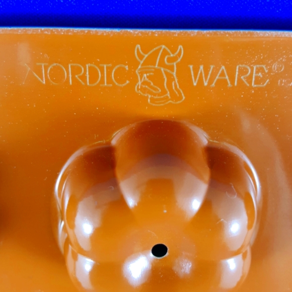 Nordic Ware Floral Cake Pops Pan (2-pce locking) - Picture 11 of 11